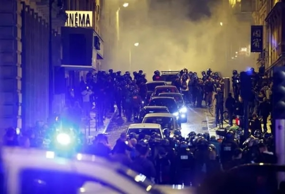 Fransada gənclər polisin zorakılığına və kobudluğuna dözmədiklərini bildirirlər
