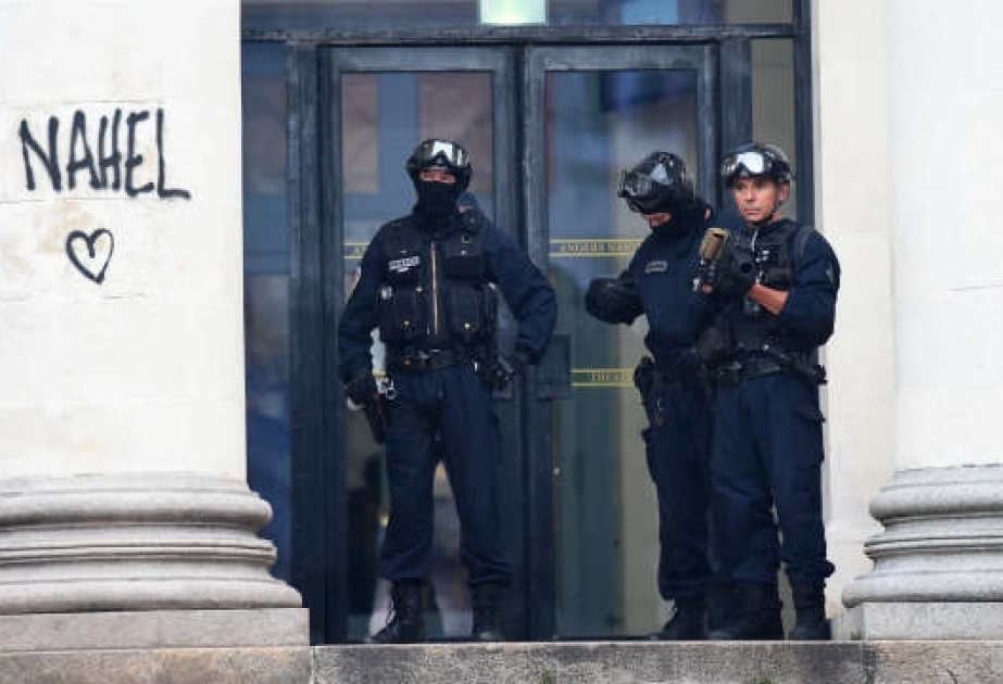 Paris ətrafında yaşayan gənclər polis tərəfindən hədələndiklərini söyləyirlər