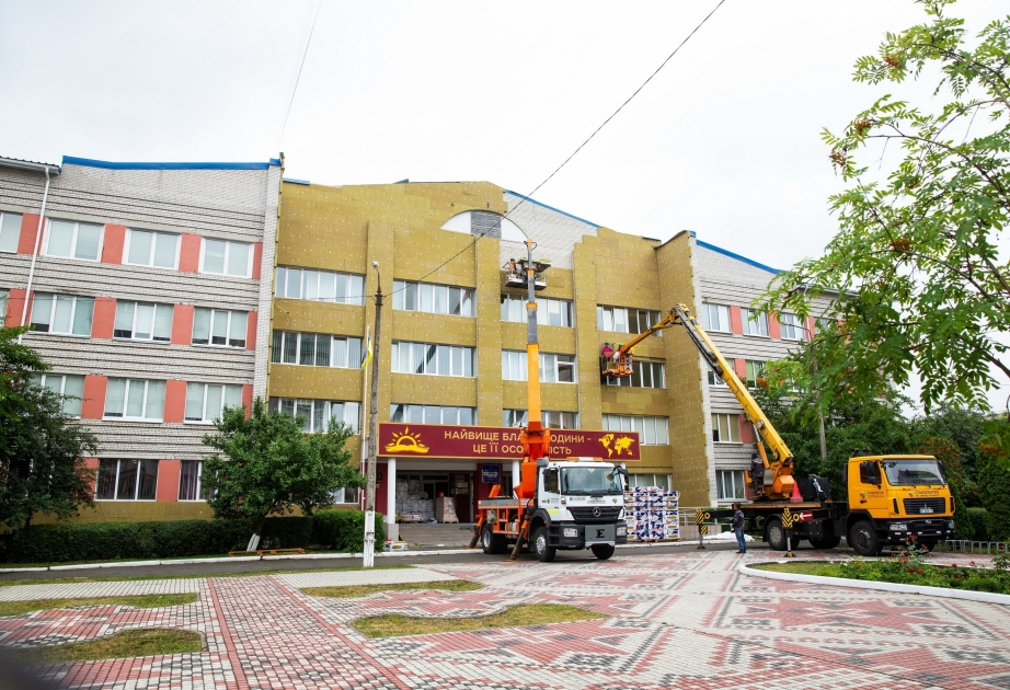 Otra contribución del Estado azerbaiyano a la escuela secundaria Zarifa Aliyeva en Irpen