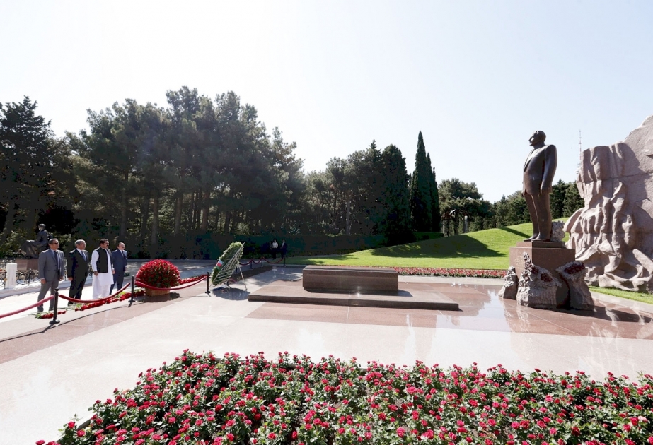 Pakistani delegation visits Great Leader’s grave and Alley of Martyrs
