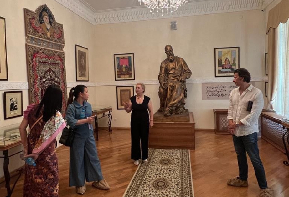 Xarici ölkələrin Konstitusiya məhkəmələrinin nümayəndə heyəti Ədəbiyyat Muzeyində