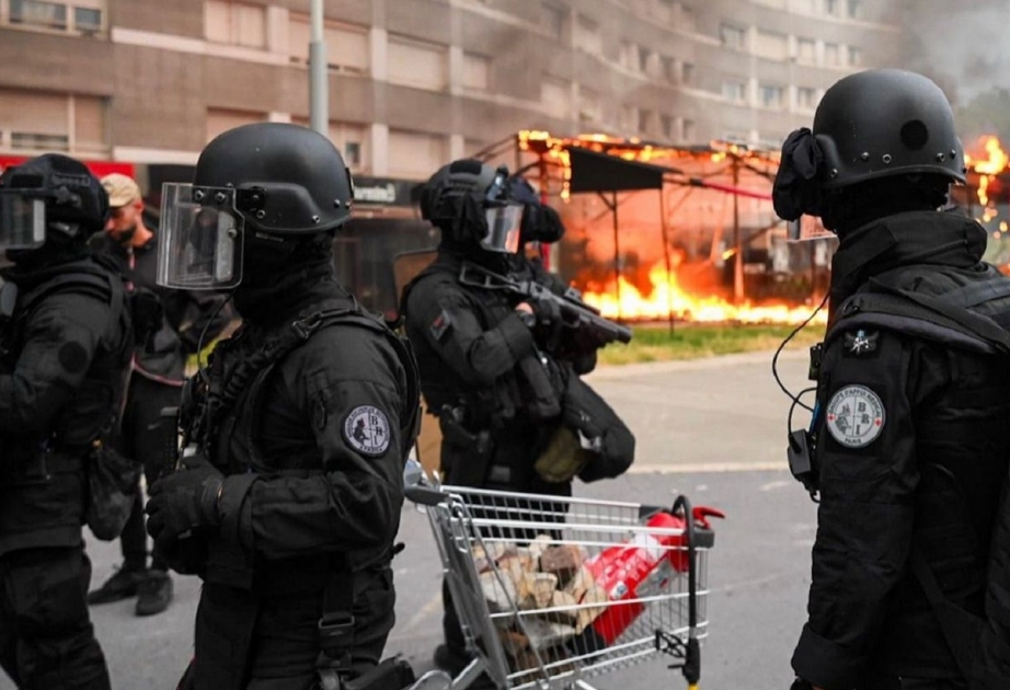 Fransada etirazçılar mindən çox mağazanı yandırıb və qarət edib