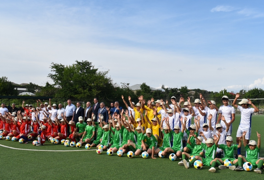 Marneulidəki futbol məktəbinin yetirmələrinə idman geyimləri hədiyyə olunub