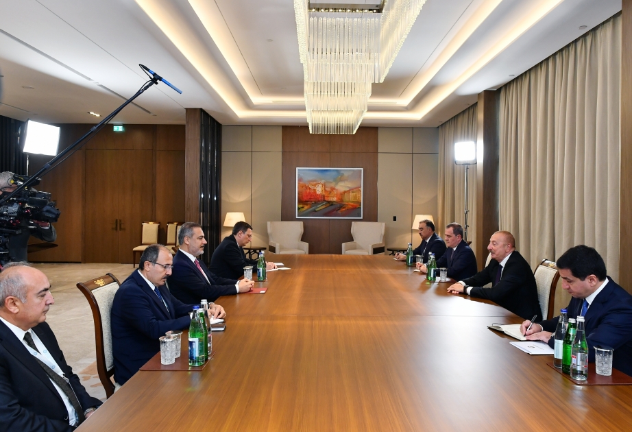 Präsident Ilham Aliyev empfängt türkischen Außenminister AKTUALISIERT VIDEO
