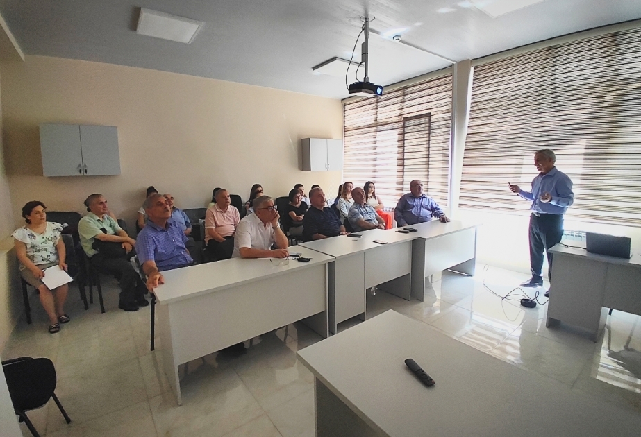 Kaliforniya Universitetinin əməkdaşı Biofizika İnstitutunun seminarında məruzə ilə çıxış edib