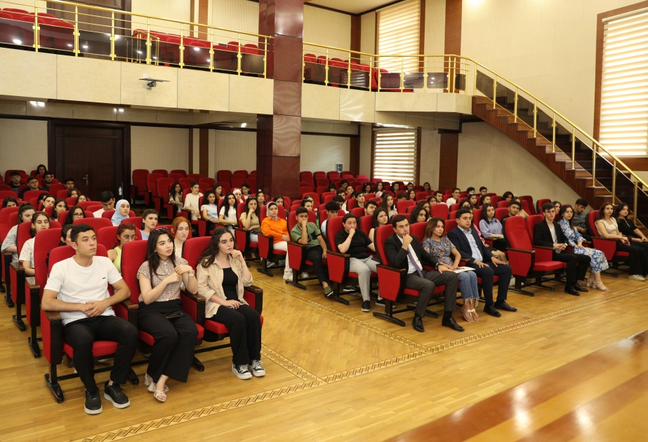 BDU-nun ictimai həyatında fəal iştirak edən gənclər təltif olunublar