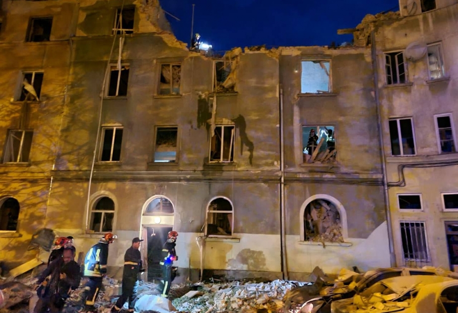 Lvova raket hücumu zamanı yaşayış binası dağılıb, azı 4 nəfər həlak olub VİDEO