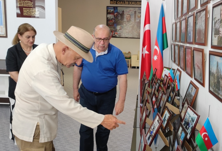 Məşhur fotoqraf Reza Deqati Mərkəzi Elmi Kitabxanada