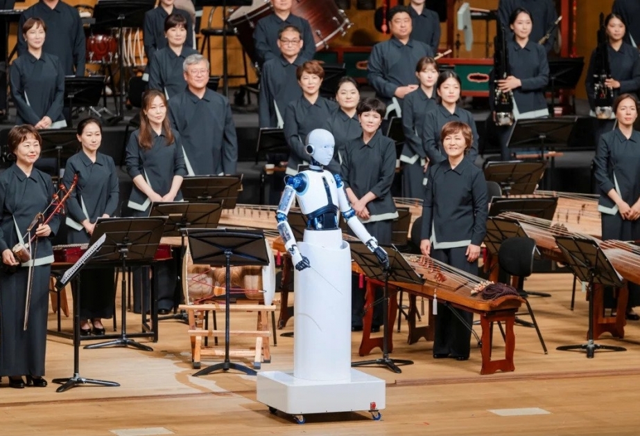 Android robot conducts national orchestra of South Korea
