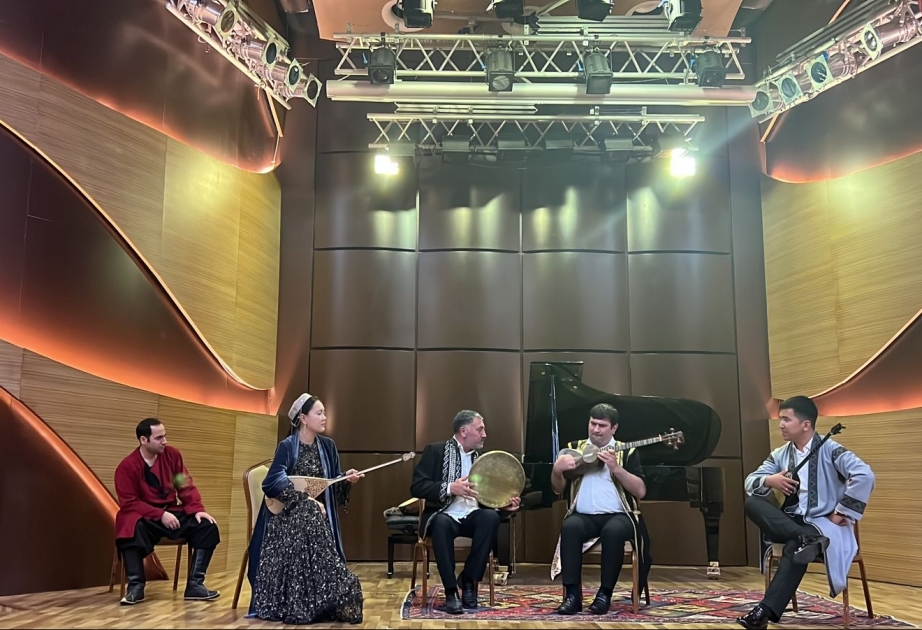 Bakıda Qazaxıstandan gəlmiş ifaçıların konserti olub