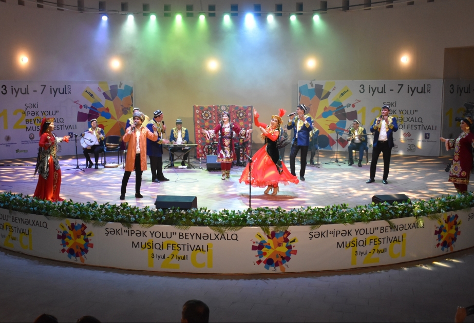 Şəkidə beynəlxalq festivalda Özbəkistanın “Nurəfşan” ansamblının çıxışı maraqla qarşılanıb