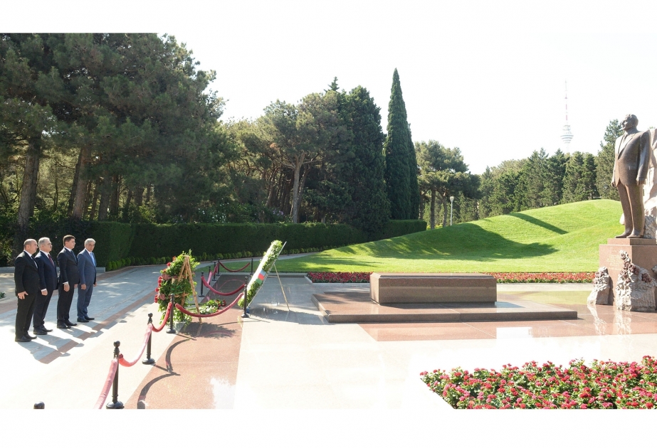 Tajik delegation visits Alley of Honors in Baku