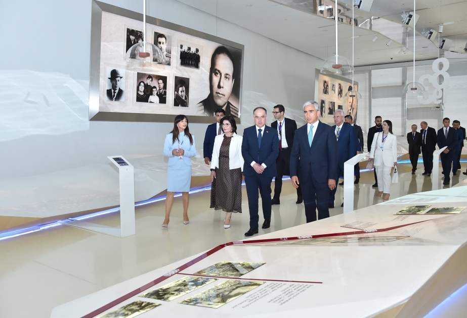 Albaniya Prezidenti və xanımı Heydər Əliyev Mərkəzi ilə tanış olublar