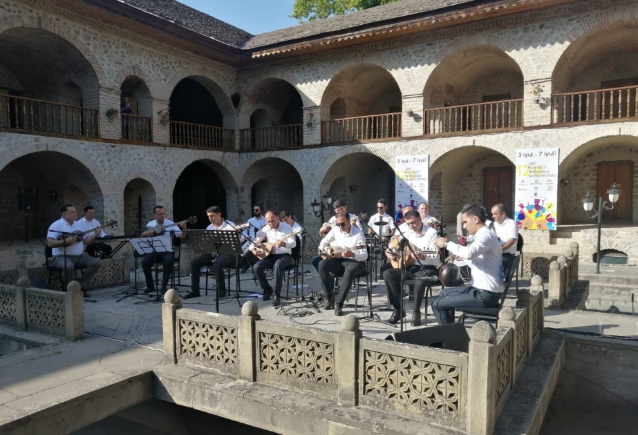 “İpək Yolu” festivalı çərçivəsində Şəkinin “Zirvə” Folklor Ansamblının konserti olub
