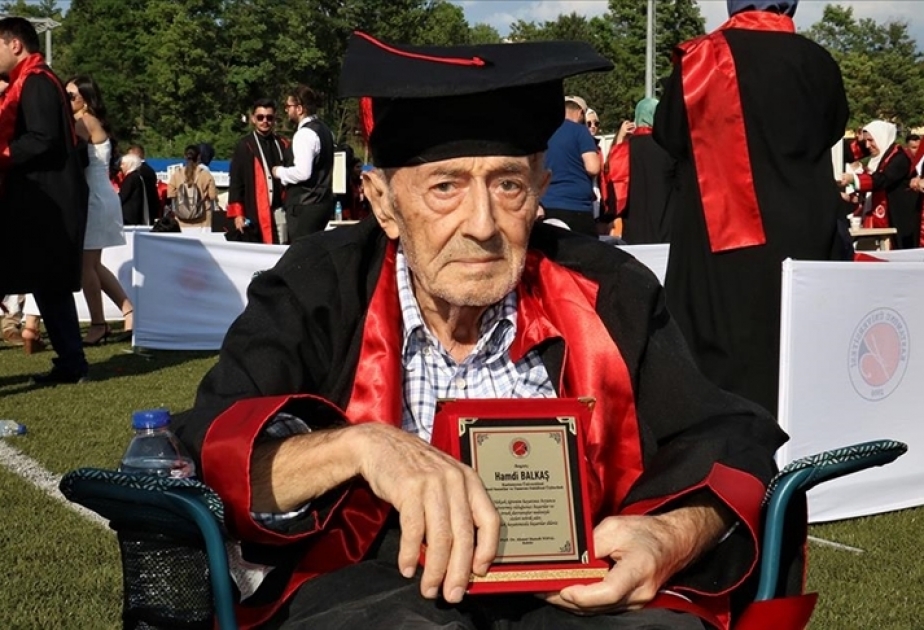 Türkiyədə 82 yaşlı şəxs universitet məzunu olub