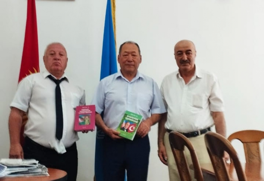 Qırğızıstan Xalqlar Assambleyasının sədrinə Ulu Öndərin yubileyinə həsr edilmiş kitab hədiyyə olunub