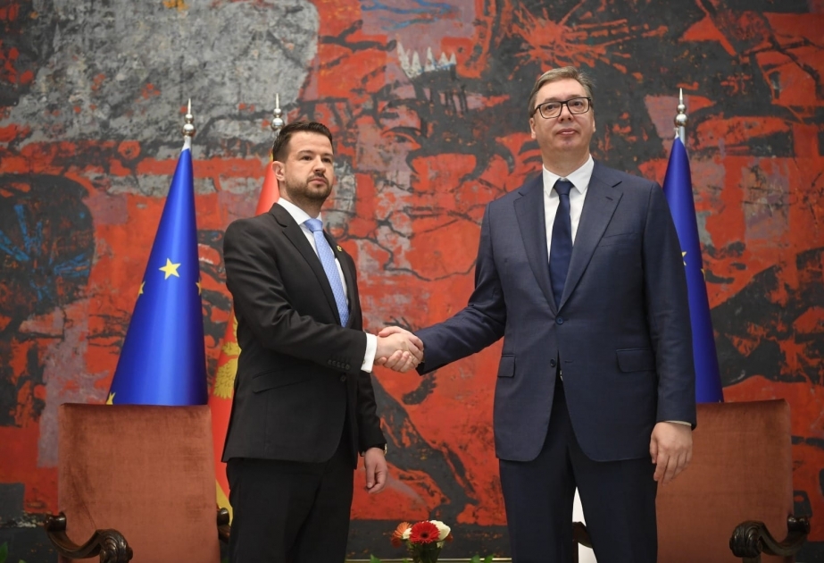 Vucic welcomes Milatovic outside Palace of Serbia