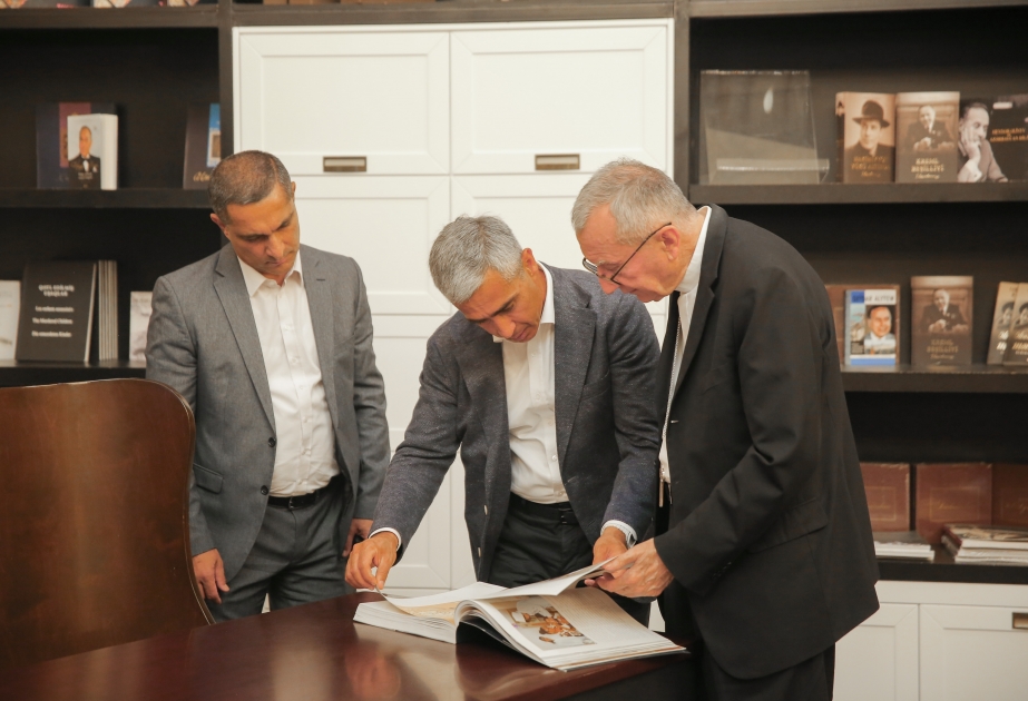 El Secretario de Estado de la Santa Sede visita el Centro Heydar Aliyev