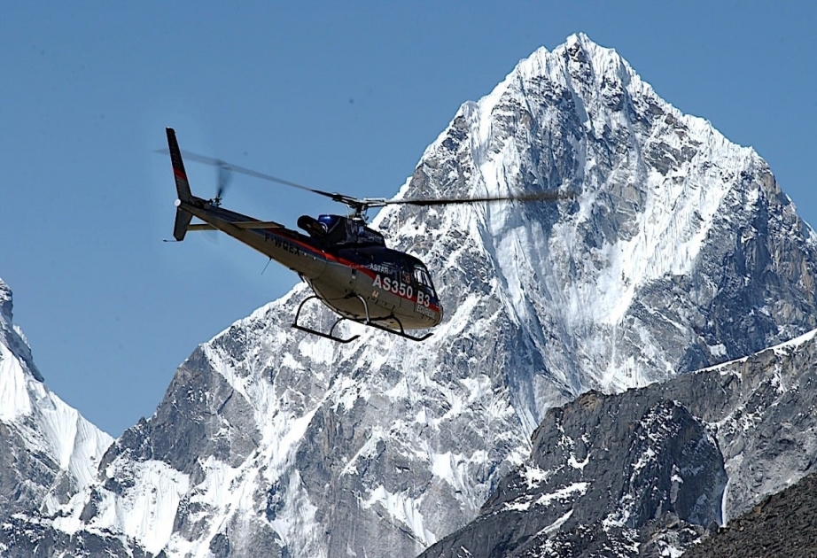 Sərnişin daşıyan helikopter Everest dağı yaxınlığında yoxa çıxıb