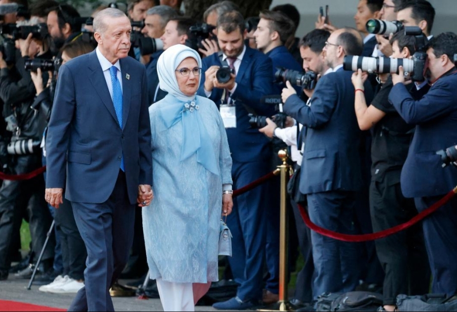 NATO liderləri və onların həyat yoldaşları şam yeməyinə toplaşıblar