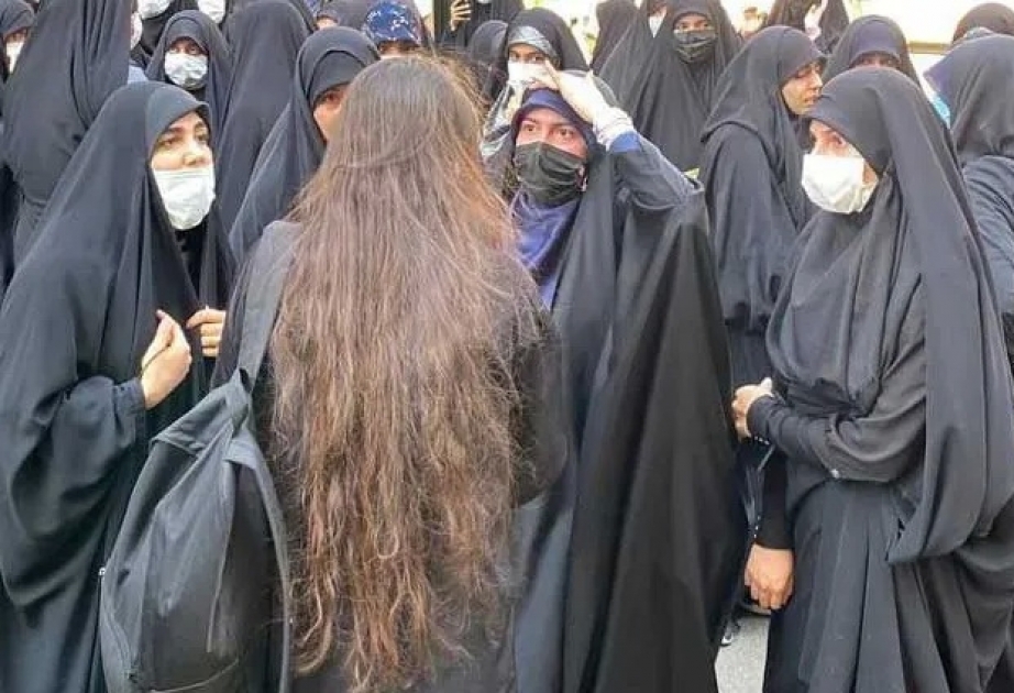İranda daha bir hicabsız qadını həbs cəzasına məhkum ediblər