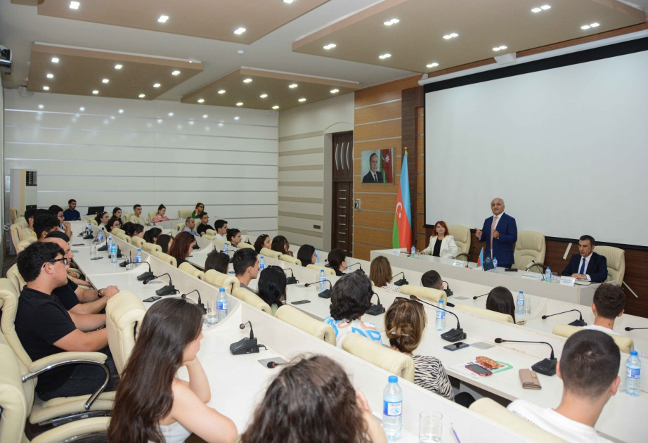 UNEC-in rektoru valideyn və abituriyentlərlə görüşüb