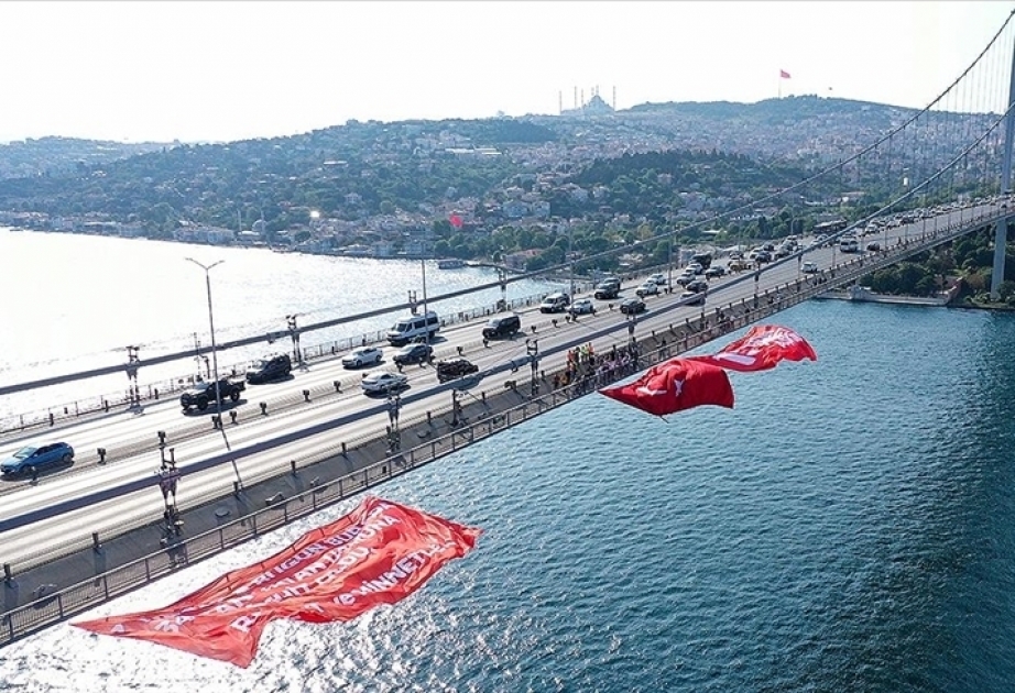 La Türkiye honore les victimes de la tentative de coup d'État déjouée de 2016