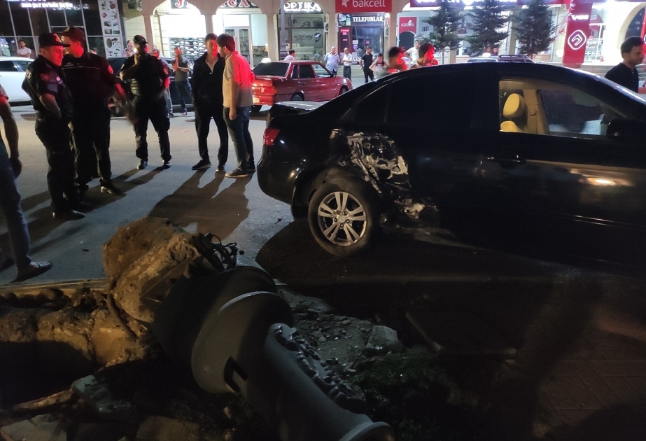 Xaçmazda qəzaya uğrayan “Hyundai” işıq dirəyini aşırdı