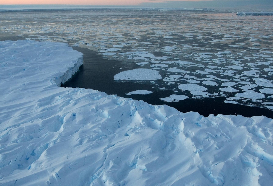 Dünyanın ən böyük aysberqi Antarktidada sürətlə hərəkət etməyə başlayır