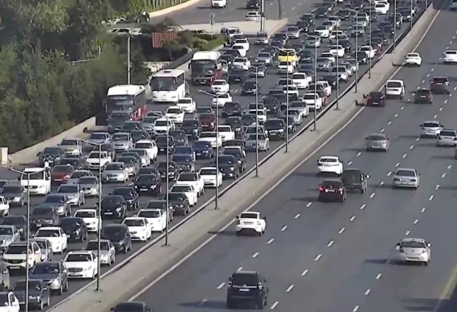 На некоторых улицах и проспектах Баку затруднено движение транспорта