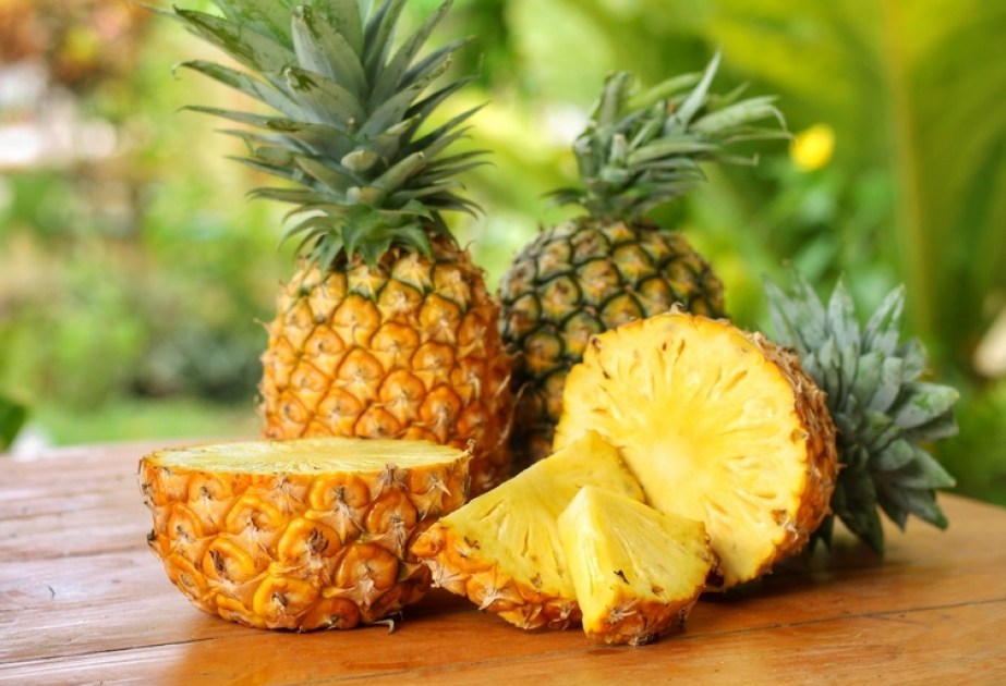 Alimlər ananas yeyən adamda dilin ağrımasının səbəbini izah ediblər