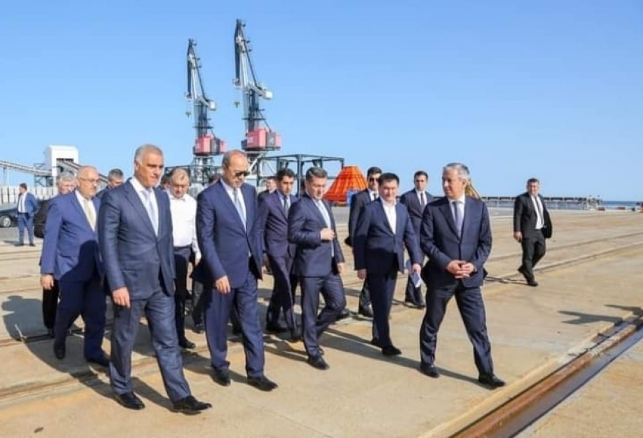 Usbekistans Premierminister besucht Hafen von Baku