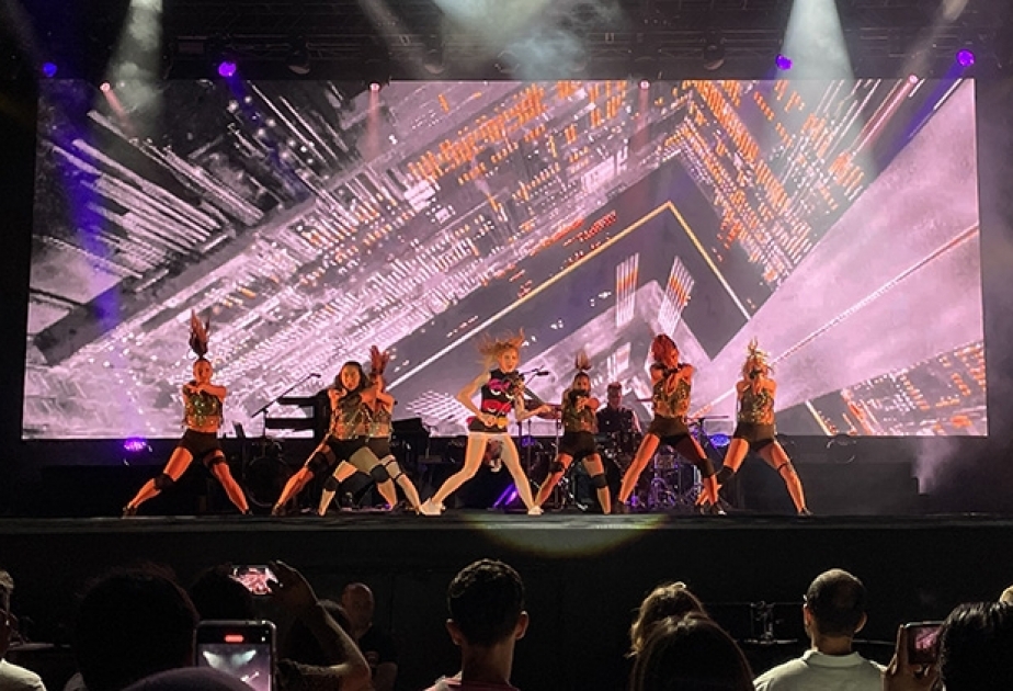 Dünyada məşhur skripka ifaçısı Lindsey Stirlinq İstanbulda konsert verib