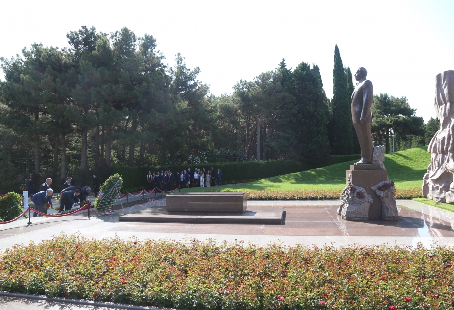 Representantes de los medios de comunicación de Azerbaiyán visitan la tumba del Gran Líder Heydar Aliyev