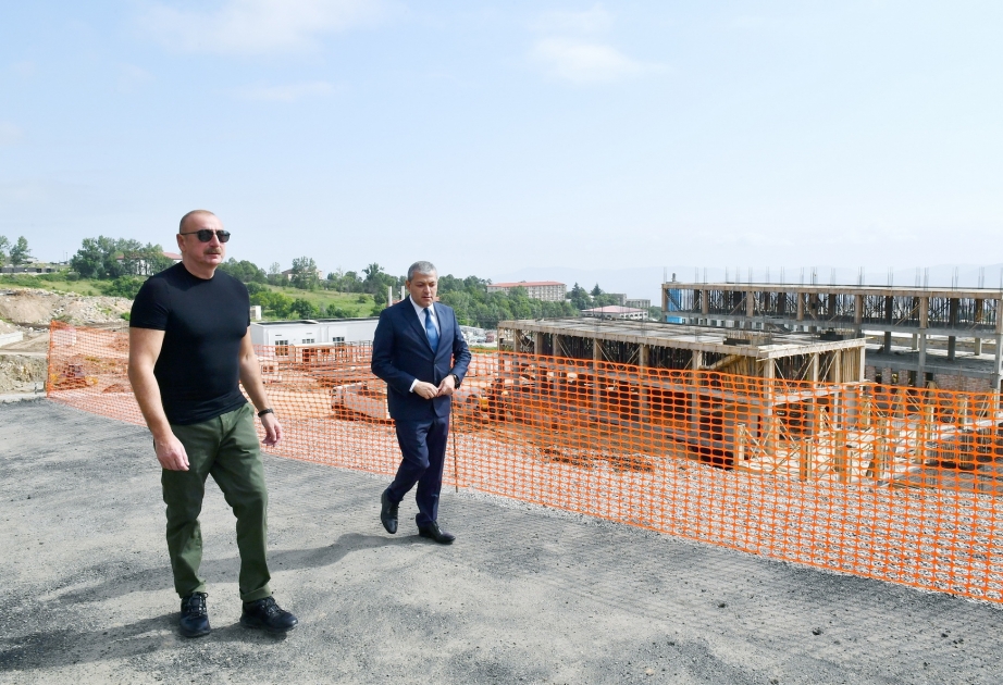 Prezident İlham Əliyev Şuşa şəhər xəstəxanasının binasında tikinti işlərinin gedişi ilə tanış olub VİDEO