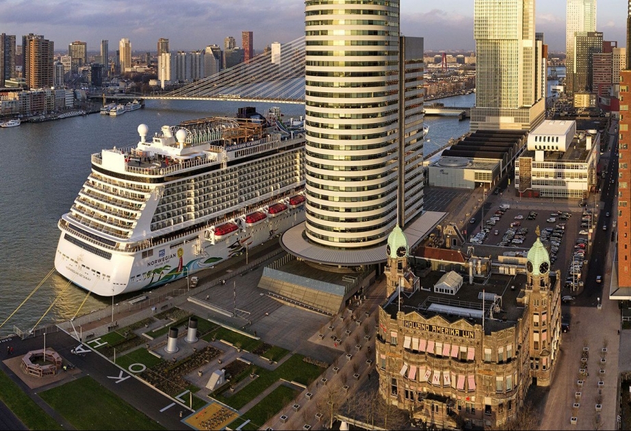 Amsterdam turistlərdən yaxa qurtarmağa çalışır