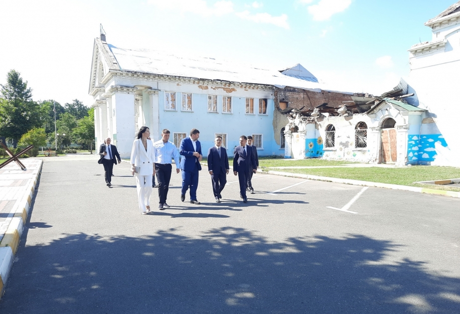 Азербайджанская делегация осмотрела разрушенные объекты в Ирпене