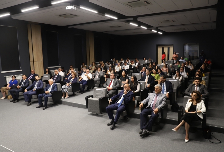 “Təhsildə yeni trendlər” mövzusunda müzakirə aparılıb