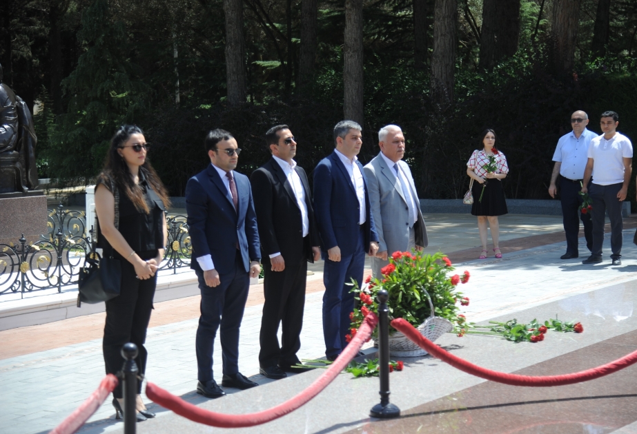 Mitarbeiter von AZERTAC ehren Andenken von Nationalleader Heydar Aliyev VIDEO