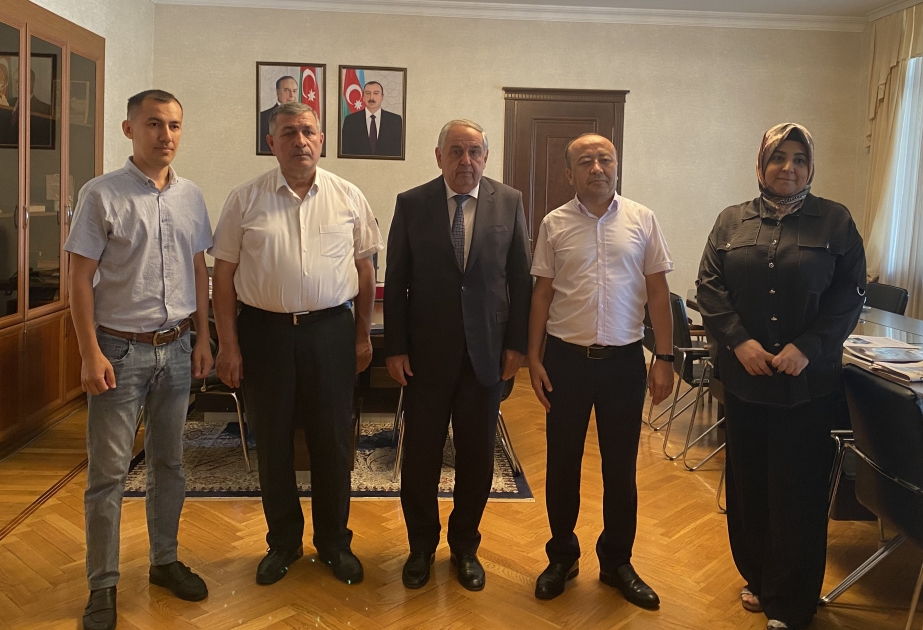 Özbəkistanlı alimlər Fizika İnstitutunda ezamiyyətdədirlər