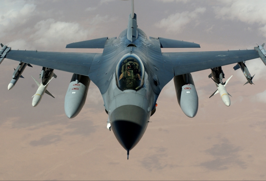 Politico: Qərb “F-16”dan istifadə üçün ukraynalı pilotların hazırlanması ilə bağlı hələ də razılığa gəlməyib