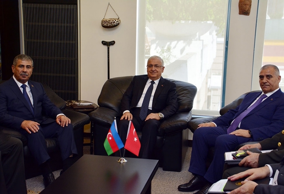 Le ministre azerbaïdjanais de la Défense rencontre son homologue turc