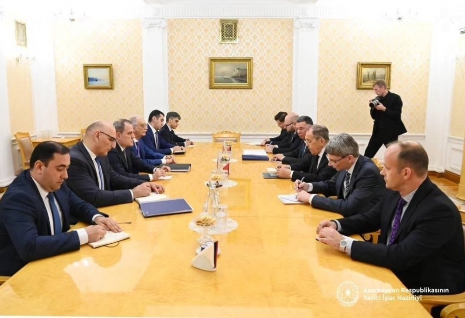 Cancilleres de Asuntos Exteriores de Azerbaiyán, Rusia y Armenia se reúnen en Moscú