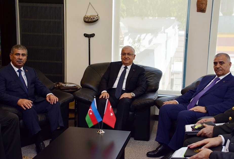 Aserbaidschanischer Verteidigungsminister trifft seinen türkischen Amtskollegen