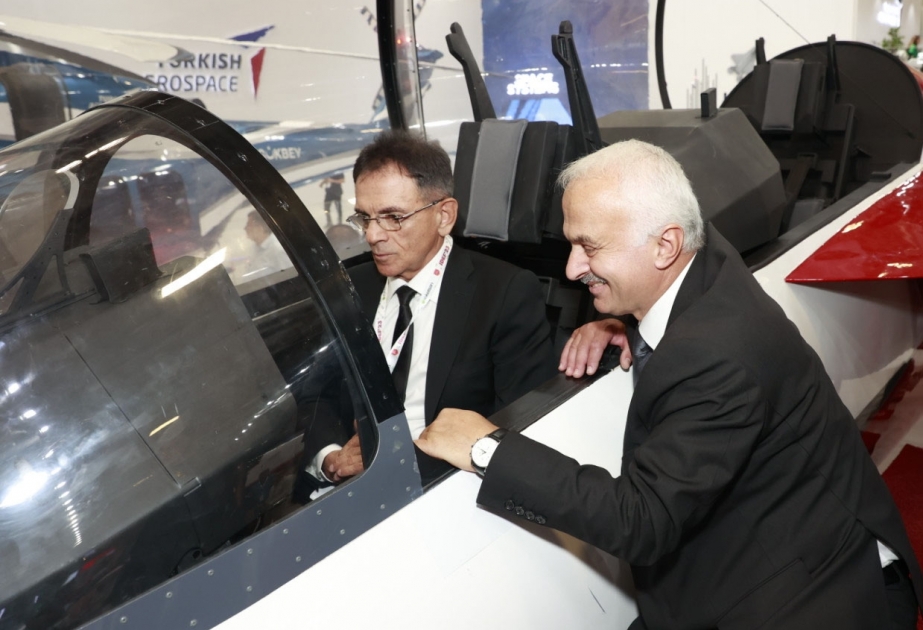 Azərbaycanın müdafiə sənayesi naziri İstanbulda “İDEF-2023” Beynəlxalq Müdafiə Sənayesi sərgisindəki stendləri ziyarət edib