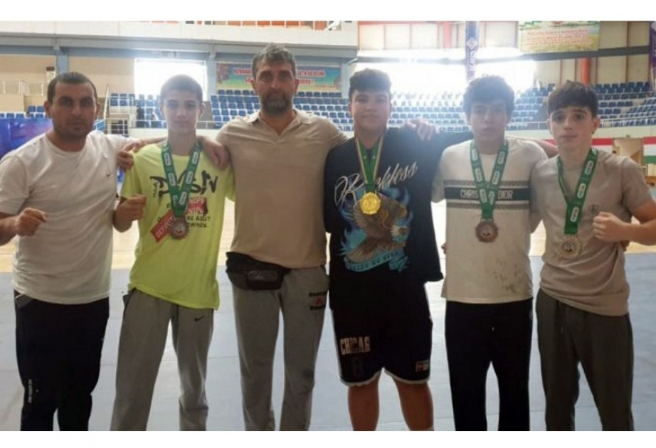 阿塞拜疆青少年拳击手在塔吉克斯坦国际锦标赛上获得4枚奖牌