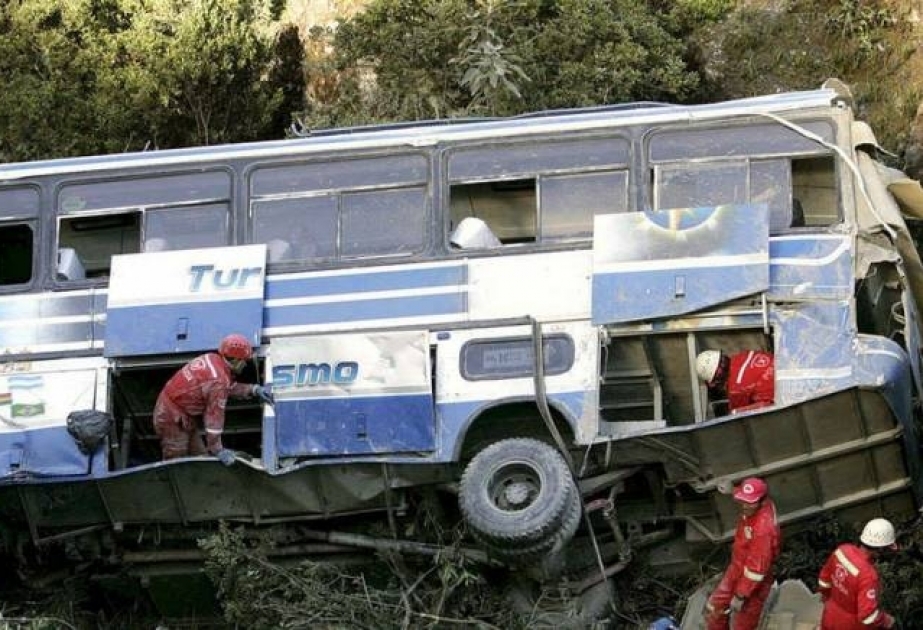 Peruda avtobus uçurumdan aşıb, 15 nəfər ölüb