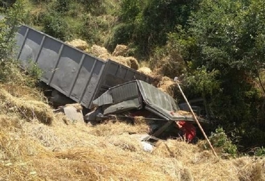 Qubada “KamAZ” dərəyə aşıb, ölən və yaralananlar var