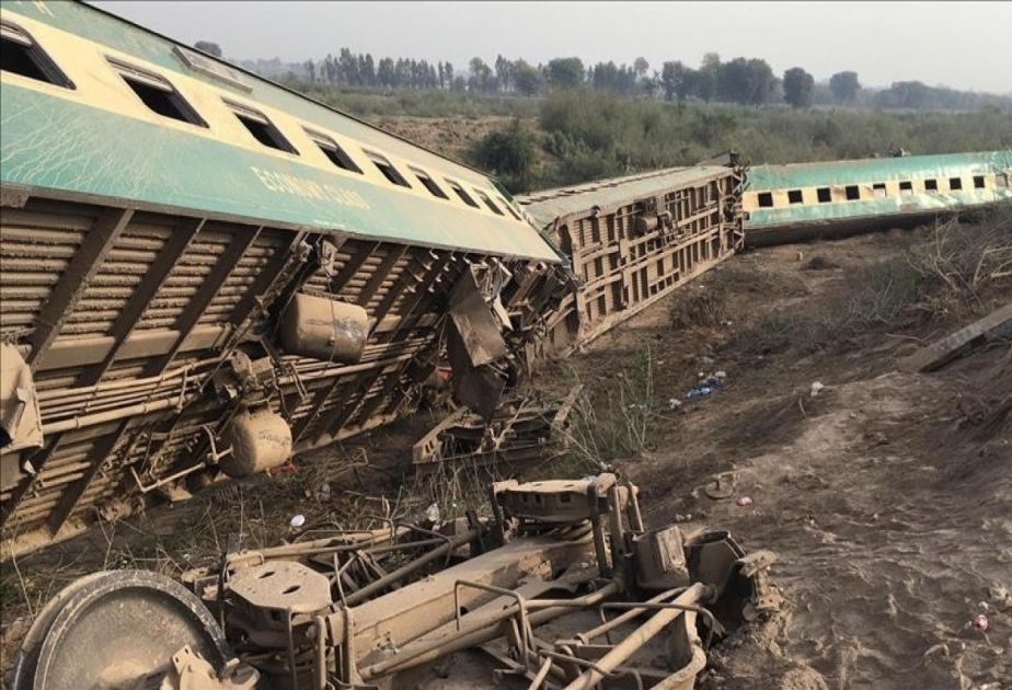 15 Killed, over 40 injured after train derails in Pakistan