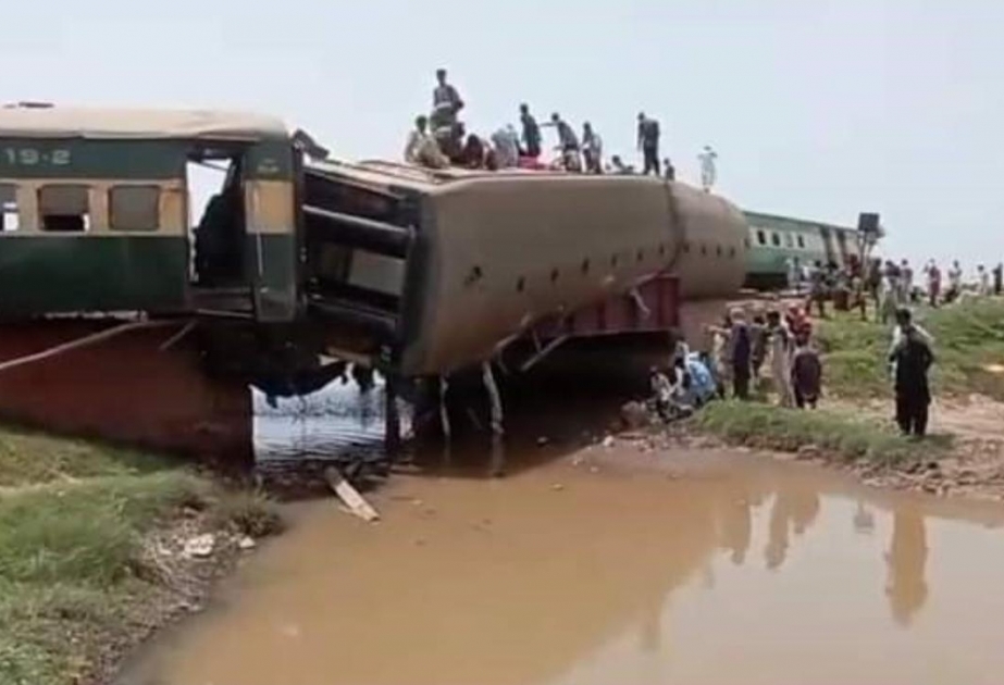 At least 30 killed after train derails in southern Pakistan